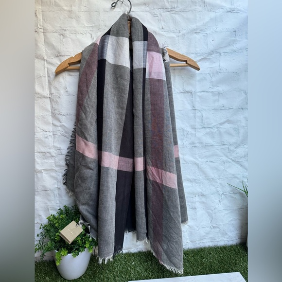 Burberry
Relaxed Mega Check Square Scarf 55” x 55 frayed edges - Picture 6 of 13